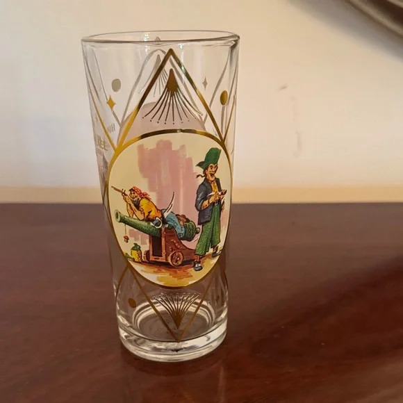 Disneyland Glass Set with Gold Accents – set of five - Picture 5 of 9